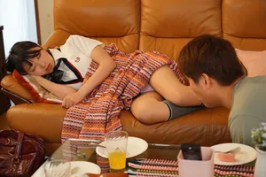Chàng trai trộm nhìn quần lót người yêu bạn gái đang ngủ thì bị phát hiện