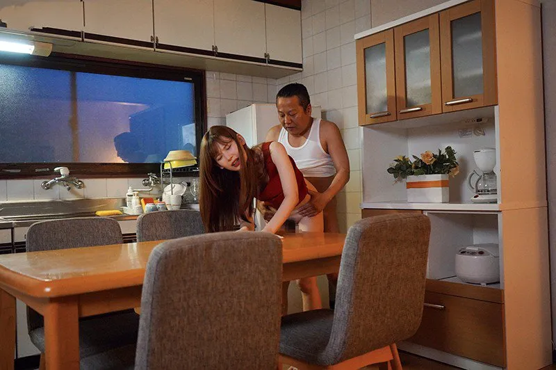 Bé yêu bị chồng mới của mẹ quan hệ mỗi ngày, cho dù đã có người yêu